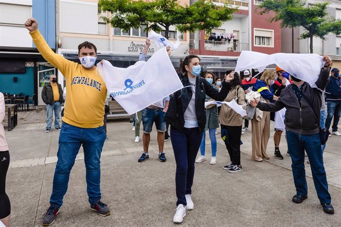 Varias personas participan en una concentración convocada por el comité de empresa de Alcoa, para defender el futuro de la fábrica de aluminio en la comarca, en la praza dos Campos de San Cibrao.
