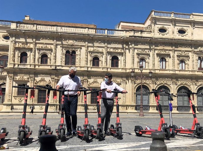 Pimentel y Aumesquet, junto al estacionamiento de patinetes eléctricos de la Plaza de San Francisco.