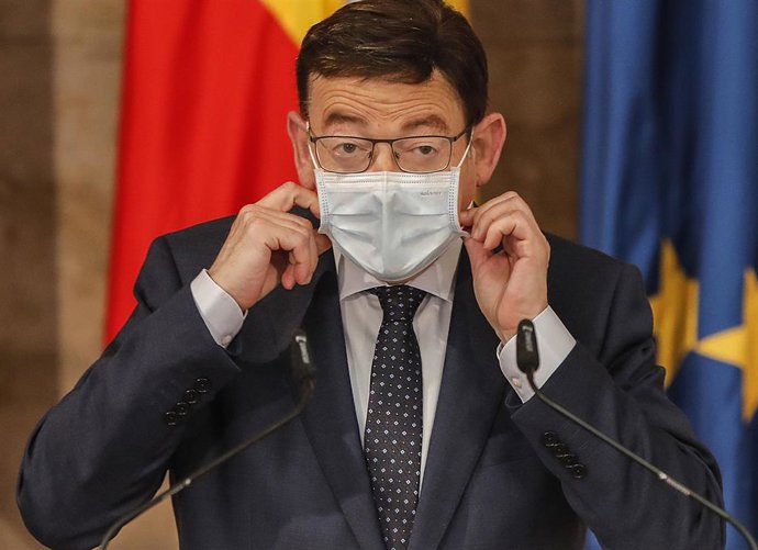 El president de la Generalitat, Ximo Puig, se coloca la mascarilla