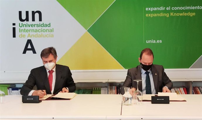 El rector de la Universidad Internacional de Andalucía (UNIA), José Ignacio García, y el director general de Endesa en Andalucía, Extremadura, Ceuta y Melilla, Rafael Sánchez, firman un convenio de colaboración.