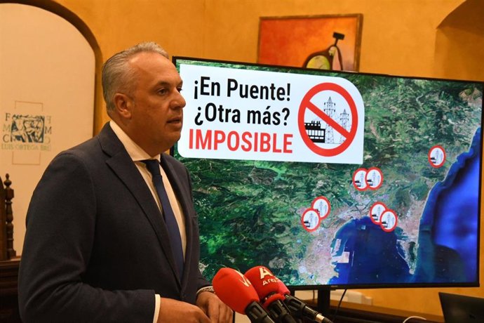 El alcalde de San Roque con el lema de la campaña que se opone a la nueva subestación eléctrica