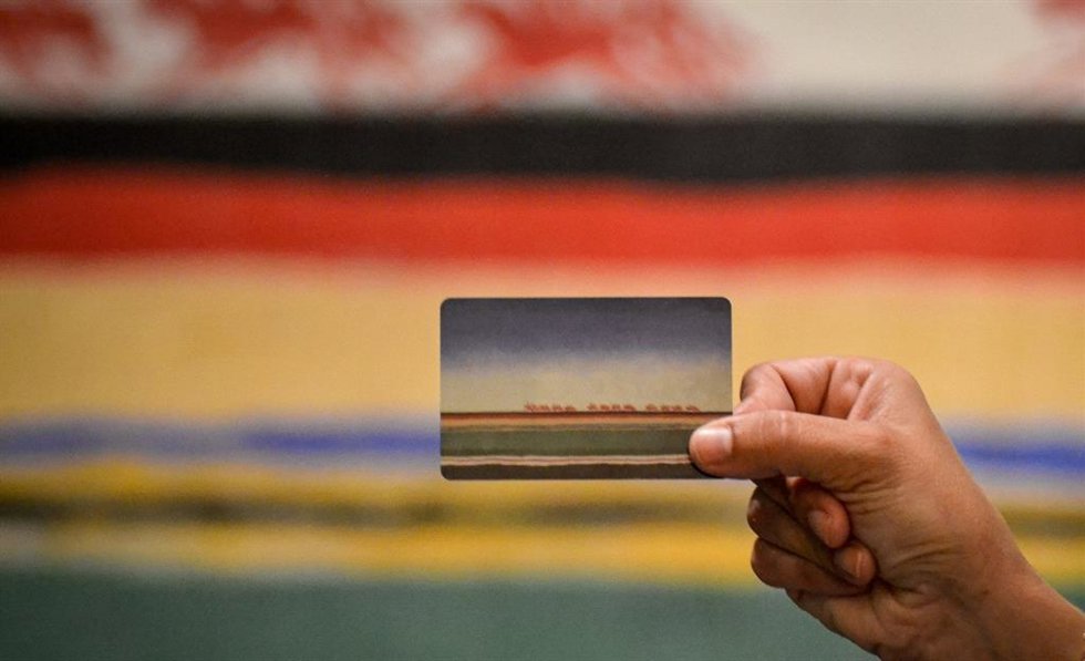 Tarjeta de EMT de autobús con imagen de la obra 'Caballería Roja' de Malévich, expuesta en el Museo Ruso