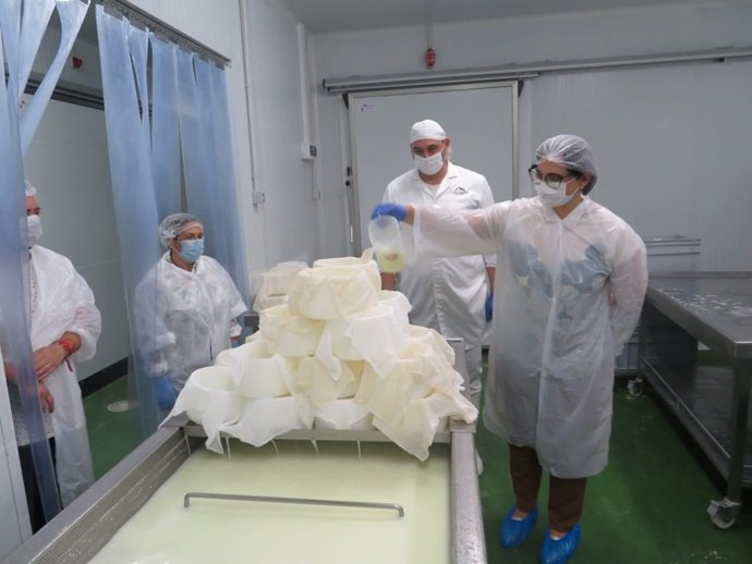 La delegada de Agricultura, Ganadería y Pesca de la Junta en Granada, María José Martín, ha visitado 'Collados Quesería'.