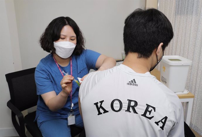 Archivo - 29 April 2021, South Korea, Seoul: South Korean judoka An Baul, who will compete at the Tokyo Olympics, receives a Pfizer coronavirus (COVID-19)vaccine at the National Medical Center in central Seoul, as the nation began vaccinating athletes 