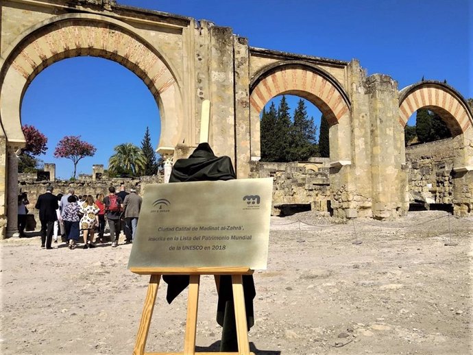 Archivo - Placa conmemorativa colocada en Medina Azahara con motivo de su declaración como Patrimonio de la Humanidad por la Unesco en 2018