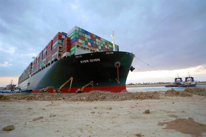 Archivo - El buque 'Ever Given', encallado en el canal de Suez, en Egipto