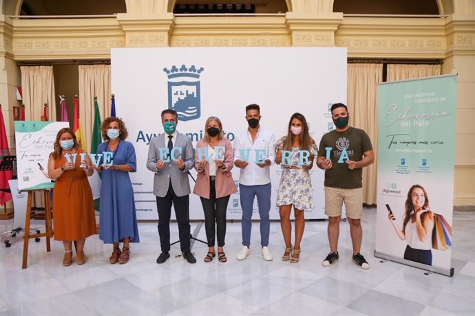 El concejal del Distrito Málaga Este, Carlos Conde, y la presidenta de Asociación de Comerciantes de Echeverría del Palo (ACEDP), Patricia Vergara, presentan una nueva campaña de dinamización comercial