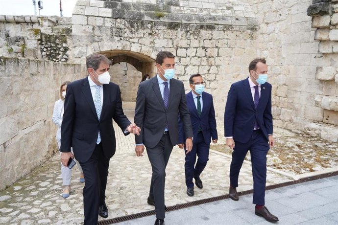 Ibáñez (c), durante su visita al castillo de Íscar.