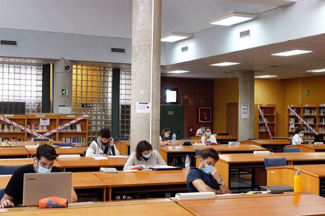Archivo - Imagen de archivo de estudiantes en una biblioteca de la Universidad de Málaga.