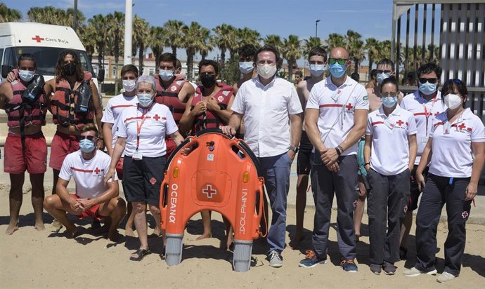 Presentación en la playa del Cabanyal de Valncia del nuevo dispositivo de rescate en playas por control remoto, una tabla de socorrismo acuática teledirigida