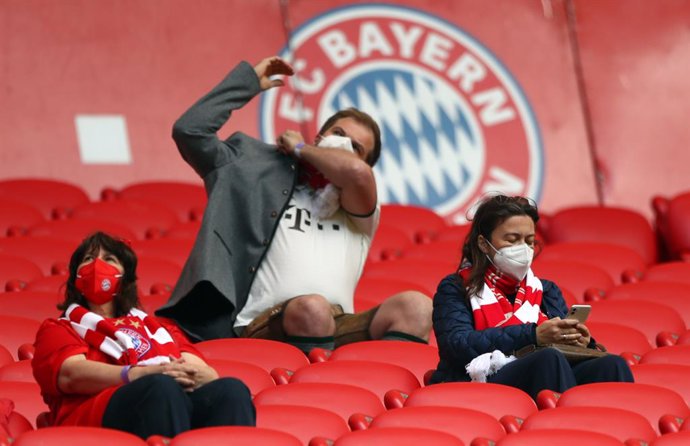 Archivo - 22 May 2021, Bavaria, Munich: Spectators sit in the stands with masks before the start of the German Bundesliga soccer match between FC Bayern Munich and FC Augsburg at Allianz Arena. Photo: Matthias Schrader/AP-Pool/dpa - IMPORTANT NOTICE: DF