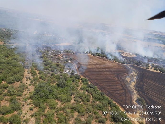 Imagen del incendio desde uno de los helicópteros.