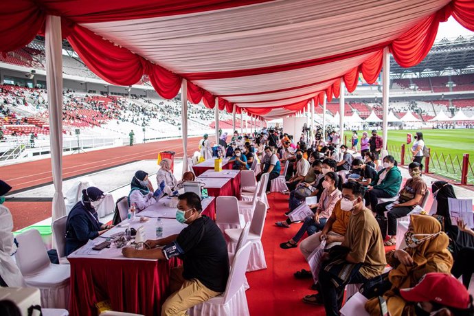 04 July 2021, Indonesia, Jakarta: People wait to register themselves before getting Coronavirus vaccines during a mass COVID-19 vaccination at Gelora Bung Karno Main Stadium in Jakarta. Photo: Donal Husni/ZUMA Wire/dpa