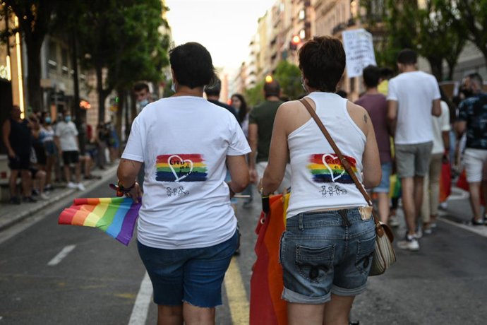 Dos chicas participan en una manifestación convocada por el Día Internacional del Orgullo LGTBI