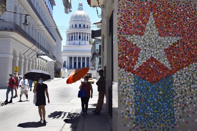 Personas paseando por La Habana