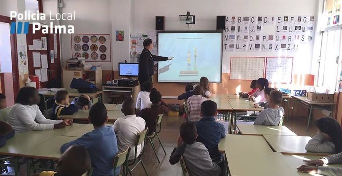 Uno de los agentes impartiendo un curso de educación vial en Palma.