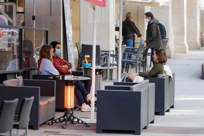 Archivo - Varias personas en la terraza de un restaurante en Vigo, Pontevedra, Galicia (España)
