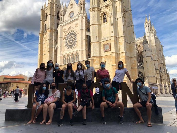 El grupo de 15 jóvenes navarros que realiza el 'Xacobeo Joven', frente a la catedral de León