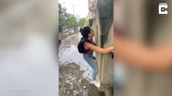 Una pareja de Chicago graba sus aventuras tratando de caminar por las calles inundadas de la ciudad