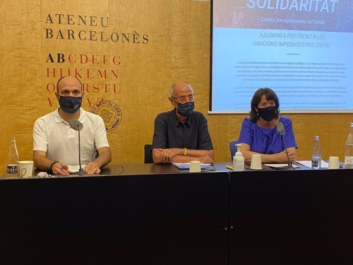 El vicepresidente de mnium Cultural, Marcel Mauri; el presidente de la Caixa de Solidaritat, Pep Cruanyes, y la presidenta de la ANC, Elisenda Paluzie