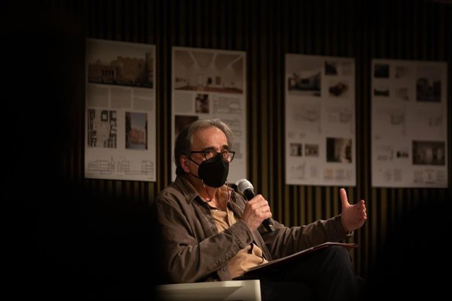 Archivo - El teniente de alcalde de Cultura del Ayuntamiento de Barcelona, Joan Subirats, durante una rueda de prensa en el Museo de Arte Contemporáneo de Barcelona (MACBA), a 14 de abril de 2021.