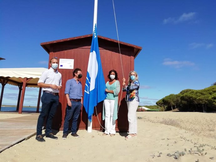 Izada de la bandera azul en la playa de la Culata de Cartaya.
