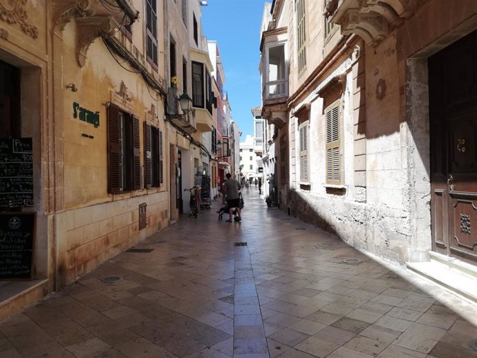 Archivo - Calles peatonales del centro de Ciutadella.