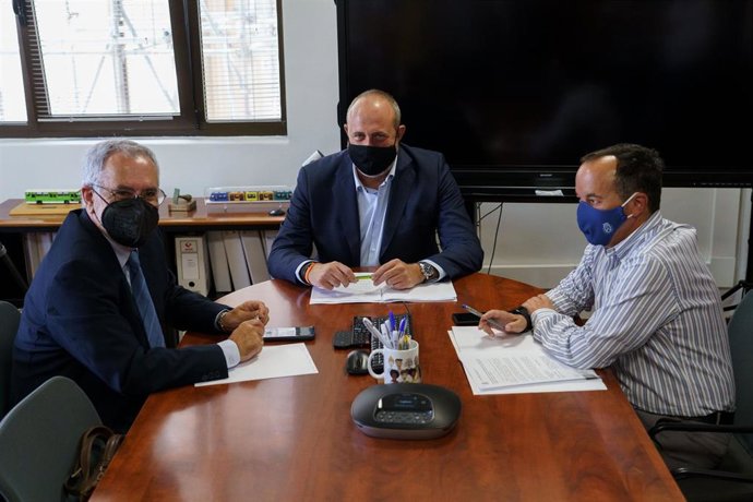 El vicepresidente del Cabildo, Enrique Arriaga (c), junto al presidente de Fepeco, Óscar Izquierdo, y el director insular de Carreteras, Tomás García