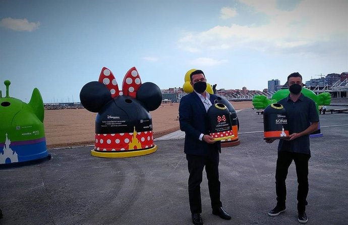 Presentación de los iglús de reciclaje 'Disney' en la playa de Poniente de Gijón