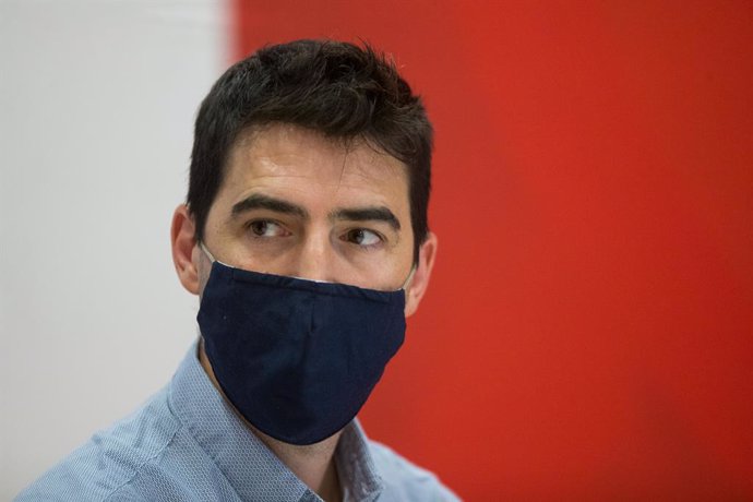 Archivo - Andoni Iraola looks on during his presentation as new Rayo Vallecano's head coach at the Rayo Vallecano Sports City on August 10, 2020 in Madrid, Spain.