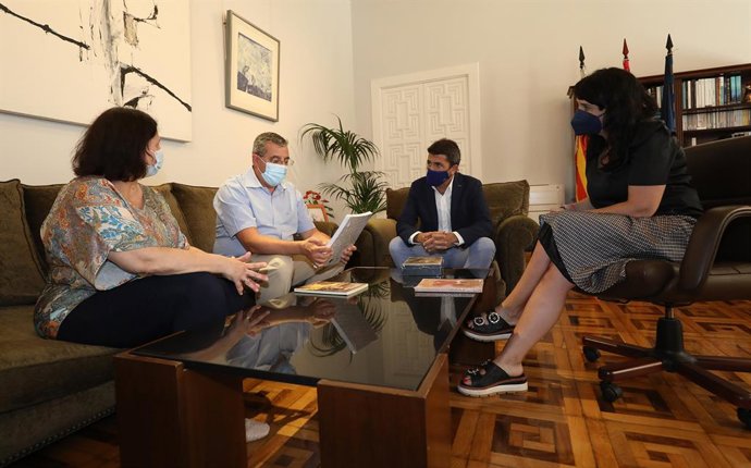 El Gil-Albert dona un lote de más de 350 libros a la biblioteca de la Fundación Miguel Hernández