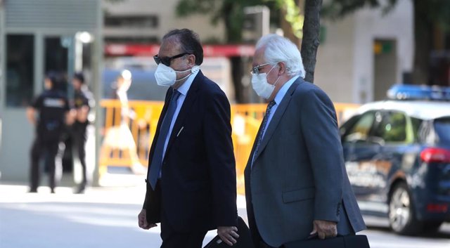 El exjefe de la UDEF (Unidad Central de Delincuencia Económica y Fiscal) José Luis Olivera (i) se dirige a la Audiencia Nacional para declarar en la Operación Kitchen, a 28 de junio de 2021, en Madrid (España). Olivera declara hoy como investigado en rela