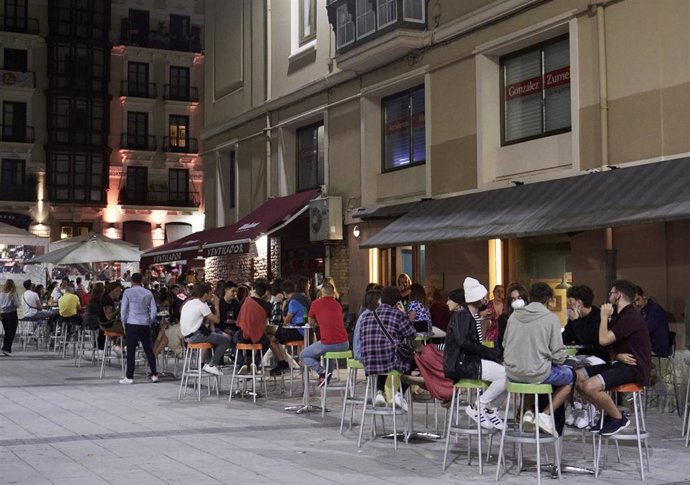 Ambiente en una calle de bares de Santander, antes de su cierre a medianoche, a 3 de julio de 2021, en Santander, Cantabria (España). La región de Cantabria acordó cerrar a partir de este viernes y durante 14 días los locales de ocio nocturno a las 00:0