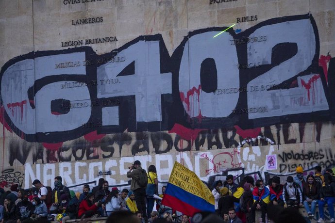 Protestas contra el Gobierno de Colombia celebradas en Bogotá, bajo una pintada que hace referencia al número de 'falsos positivos'.