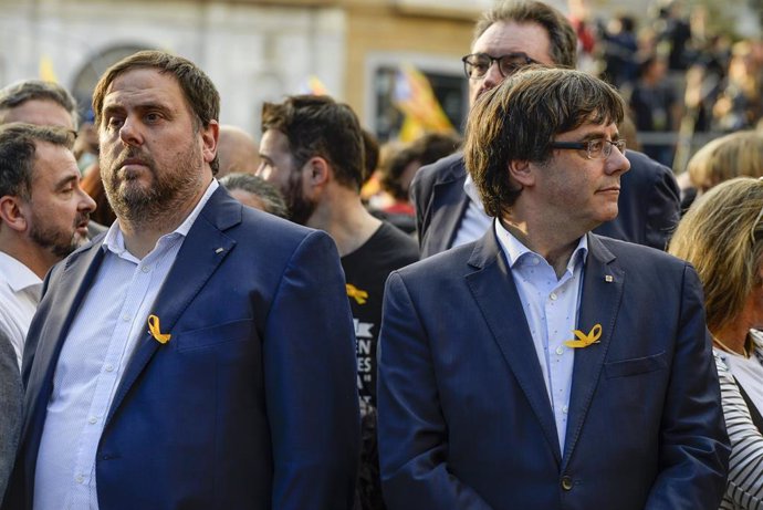 Archivo - FILED - 21 October 2017, Spain, Barcelona: Carles Puigdemont, then president of the Catalan government, and separatist leader Oriol Junqueras are pictured during a protest demanding the release of Catalan separatist leaders. Jailed Catalan lea