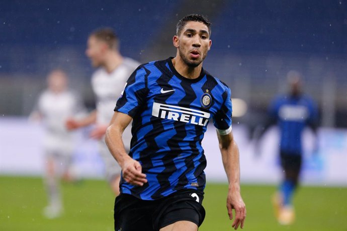 Archivo - 05 December 2020, Italy, Milan: Inter Milan's Achraf Hakimi celebrates scoring his side's third goal during the Italian Serie A soccer match between Inter Milan and Bologna FC 1909 at San Siro Stadium. Photo: Francesco Scaccianoce/LPS via ZUMA