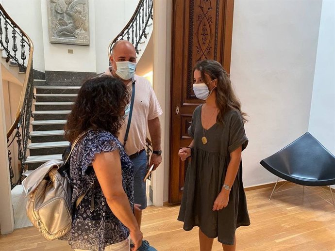 La vicepresidenta primera del Parlament, Gloria Santiago, minutos antes de reunirse con la Asociación de Altas Capacidades de Mallorca.