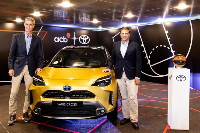 Miguel Carsi, presidente y CEO de Toyota España, y Antonio Martín, presidente de la ACB, durante la presentación del acuerdo de patrocinio entre ambas entidades