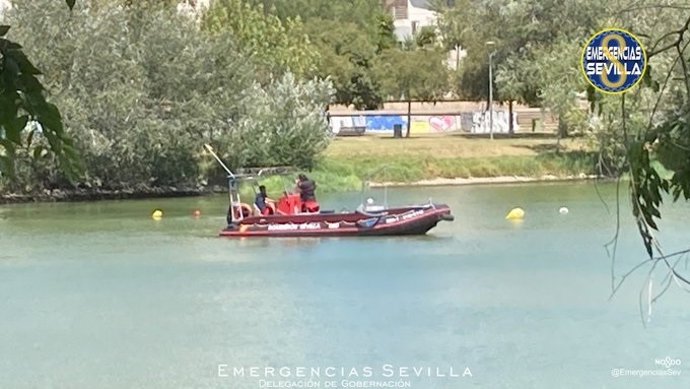 Dispositivo de búsqueda en el río Guadalquivir para tratar de hallar el cuerpo de una persona