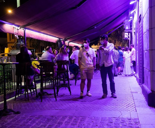 Archivo - La terraza de un bar de copas en la primera noche sin toque de queda tras el fin del estado de alarma, a 09 de mayo de 2021, en Sevilla (Andalucía, España). 