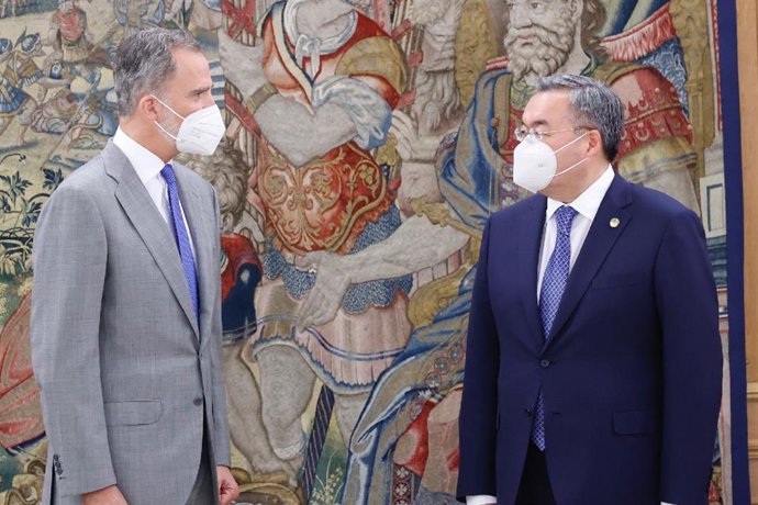 Su Majestd el Rey, Felipe VI, recibe en audiencia al viceprimer ministro y ministro de Asuntos Exteriores de la República de Kazajistán, Mukhtar Tileube