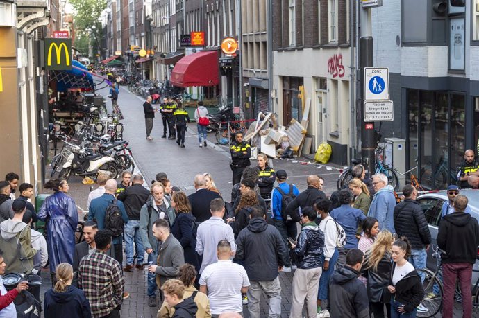 06 July 2021, Netherlands, Amsterdam: Police officers investigate at the scene in Leidseplein in central Amsterdam after an unknown man shot prominent crime reporter Peter R. de Vries. Vries was hospitalized with a gunshot to the head, police confirmed.