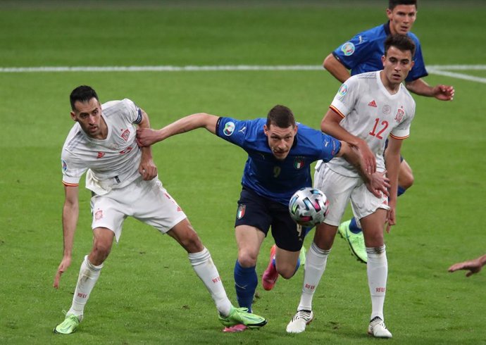 06 July 2021, United Kingdom, London: Italy's Andrea Belotti (C) battles for theball with Spain's Sergio Busquets (L) and Eric Garcia during the UEFA EURO 2020 semi final soccer match between Italy and Spain at Wembley Stadium. Photo: Nick Potts/PA Wire