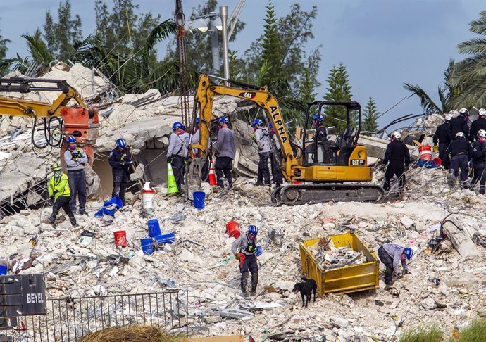 05 July 2021, US, Surfside: Search and rescue efforts continue at the 12-story collapsed Surfside condo building. Photo: Pedro Portal/TNS via ZUMA Wire/dpa