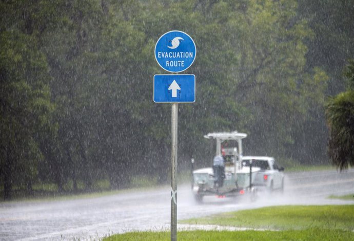 Florida se prepara para la llegada de Elsa