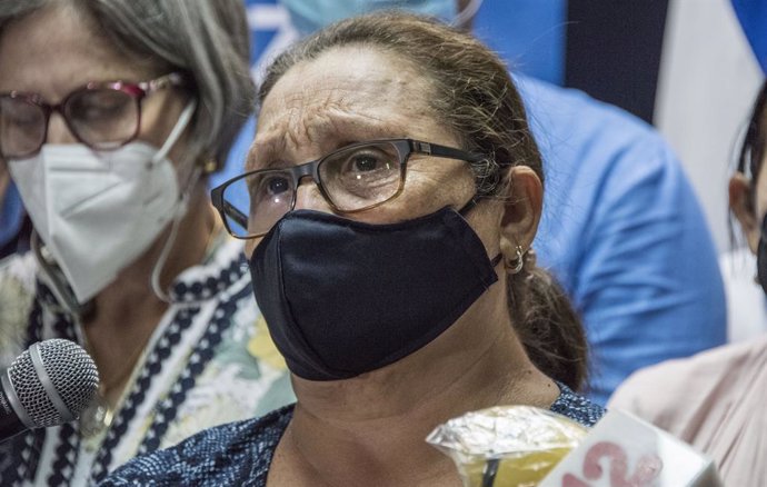06 July 2021, Nicaragua, Caracas: Lesbia Alfaro Silva, mother of imprisoned student leader Lesther Aleman and member of the Uni Alliance of Nicaragua (AUN), attends a press conference following new arrests by Ortega's government. Her son and land rights