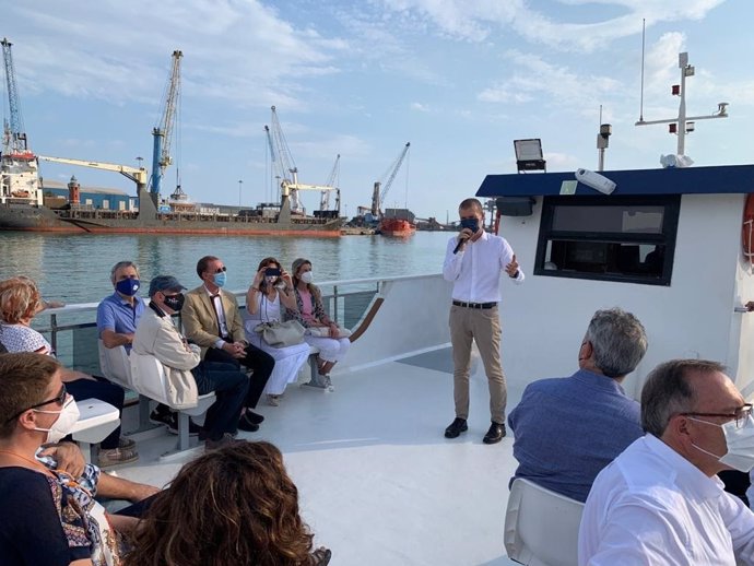 El presidente del Port de Tarragona, Josep M. Cruset, junto a un grupo de empresarios