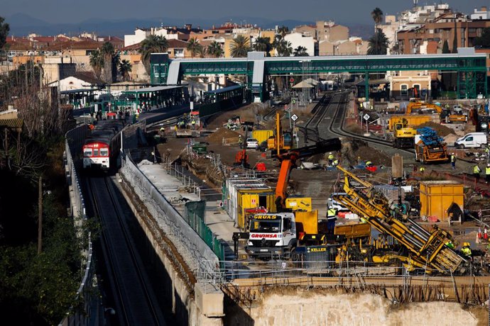 Archivo - Un tren circula por el túnel construido de acceso a la estación Murcia del Carmen, que forma parte del primer tramo del soterramiento de las vías del tren a su paso por la ciudad, en Murcia, (España), a 10 de marzo de 2021. El tramo,  inaugura