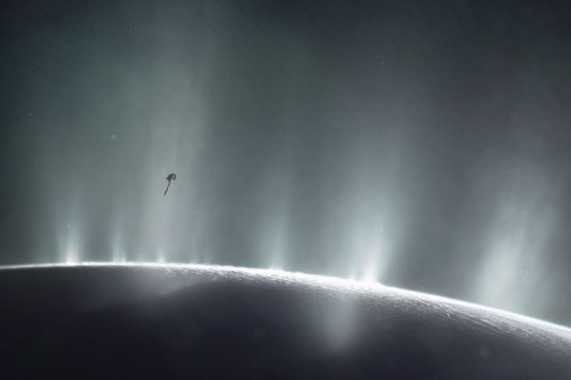 La impresión de este artista muestra la nave espacial Cassini de la NASA volando a través de una columna de supuesta agua que brota de la superficie de Encelado, la luna de Saturno.