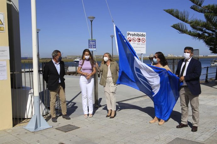 Izado de la bandera azul en el puerto deportivo de Punta Umbría (Huelva).